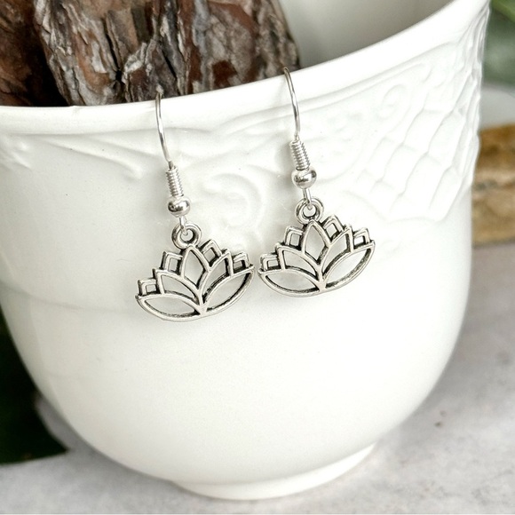5 For $25💫Silver Lotus Flower Dangles Earrings - Picture 7 of 8